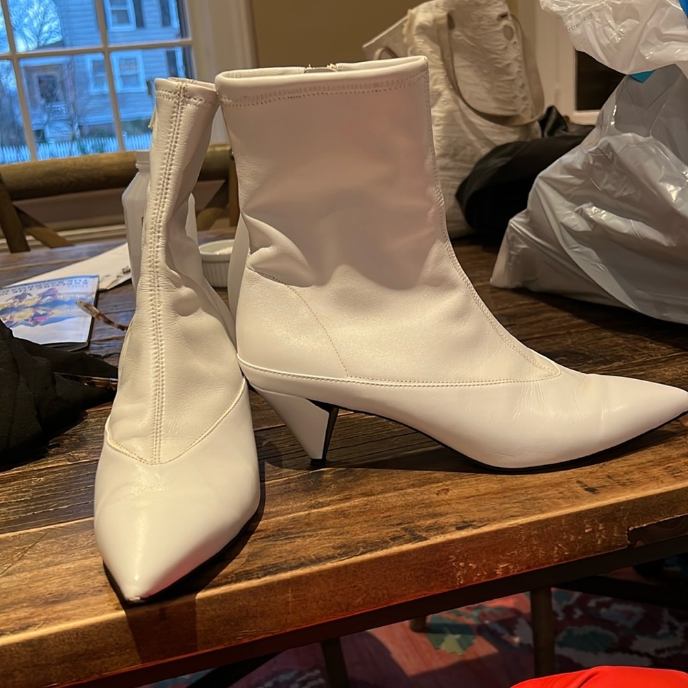 These are Alumnae brand boots, size 39, issues noted in photos.